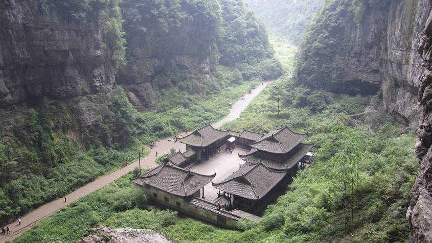 【重庆】【渝你有约】武隆/天坑三桥/龙水峡地缝/两江影视城（民国街）/磁器口/轻轨穿楼/中山四路/皇冠大扶梯/洪崖洞【小包团】双动4日游